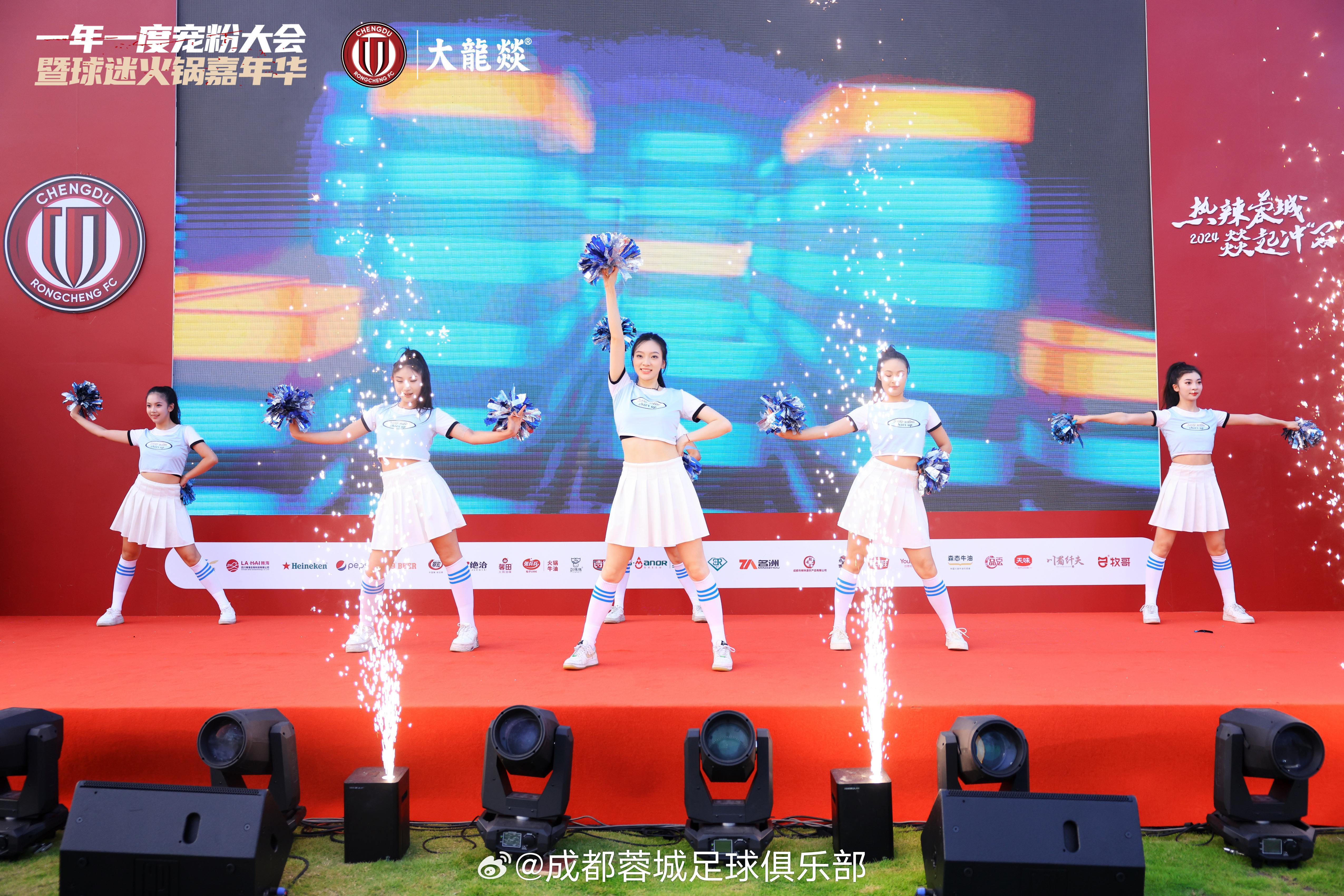 包含体育赛场：女子足球比赛成焦点，气势如虹的词条