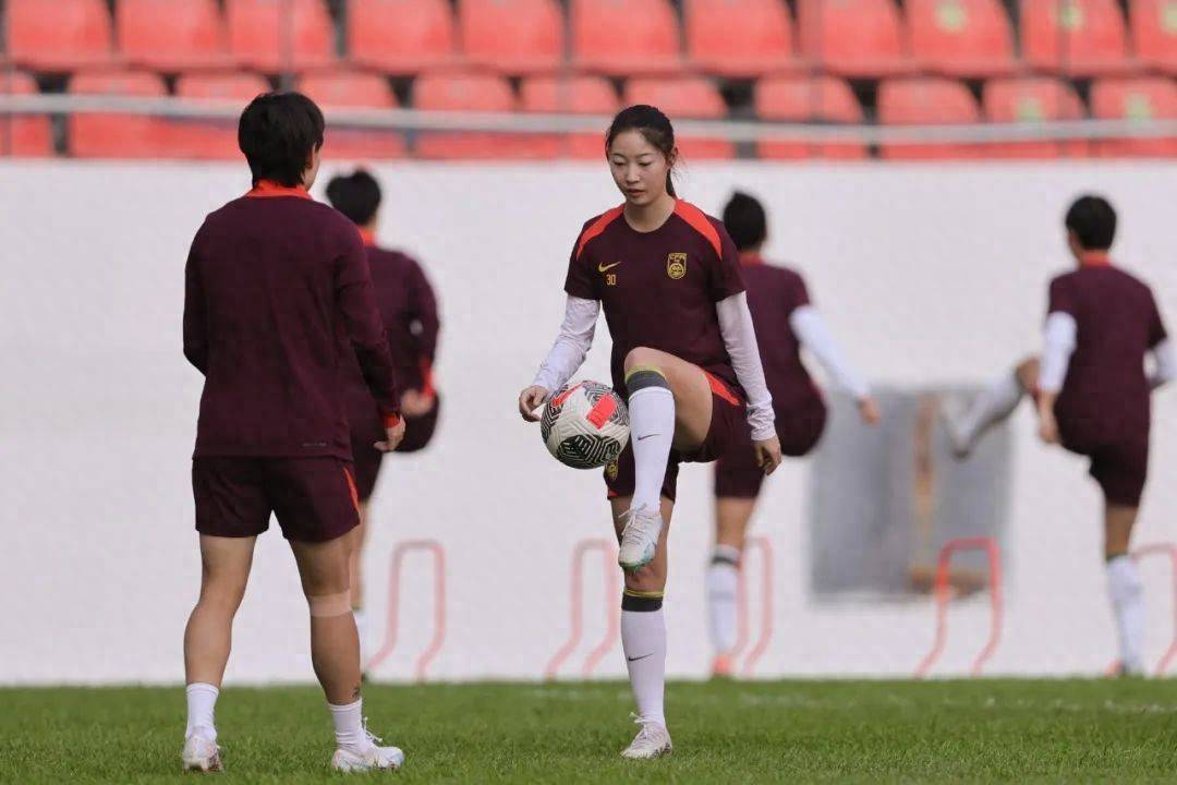 包含热血女足比拼现场，球员奋勇拼搏，稳步上升的词条