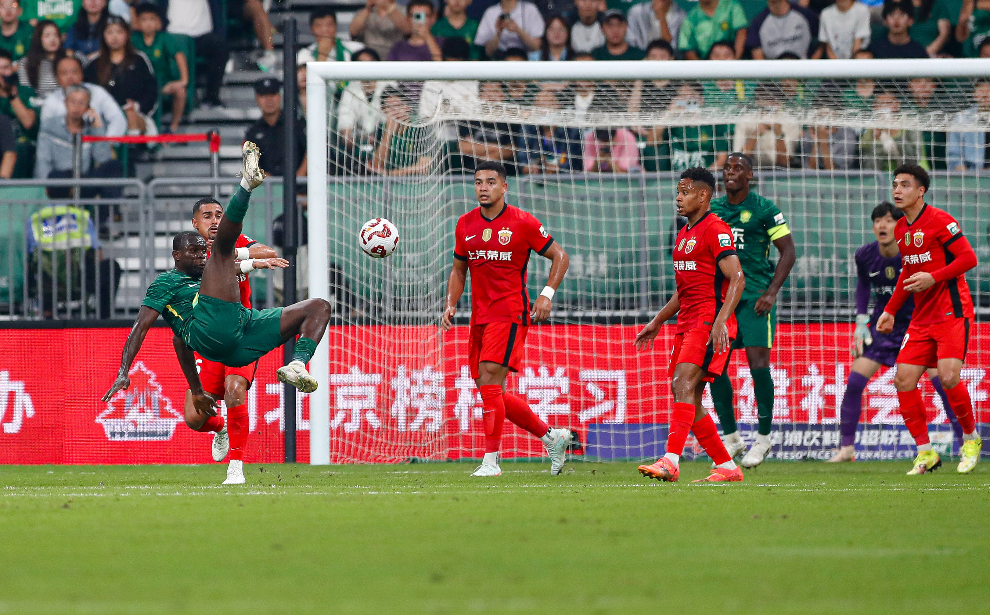 北京中赫国安客场战平上海海港，全场震撼