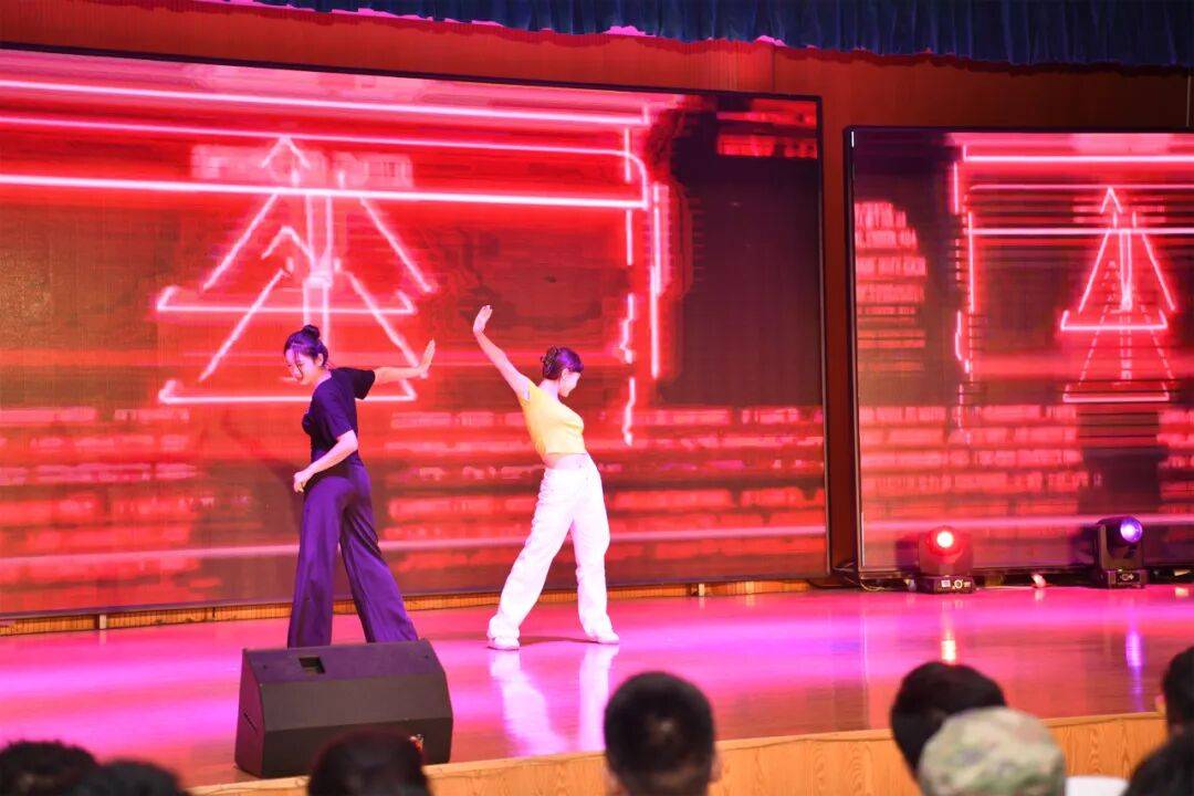 关于瞬间定格!选手精彩瞬间引万人瞩目,气势如虹的信息 关于瞬间定格!选手精彩瞬间引万人瞩目,气势如虹的信息