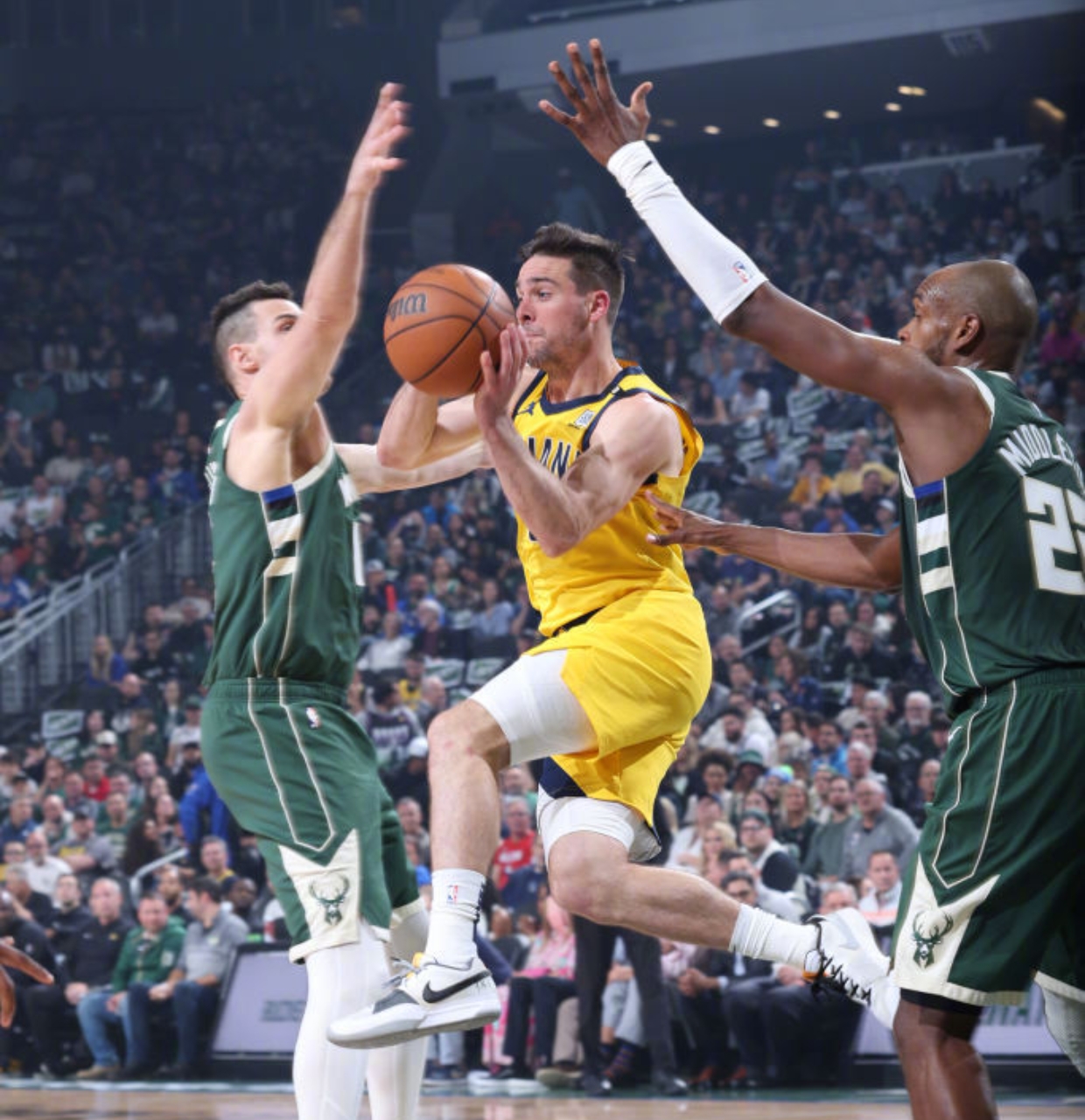 雄鹿轻取掘金,戈贝尔惊艳四座的简单介绍 雄鹿轻取掘金,戈贝尔惊艳四座的简单介绍