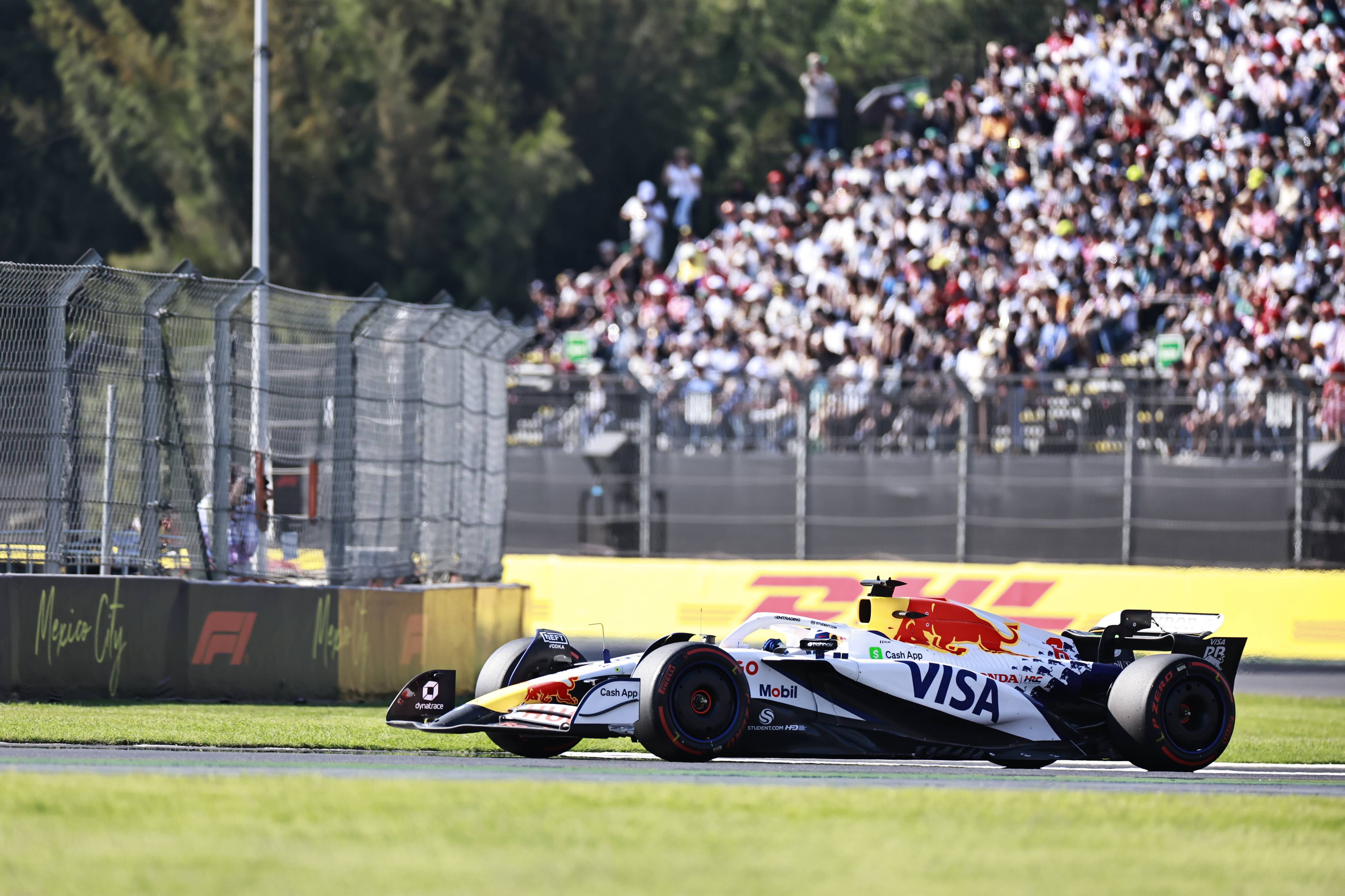 红牛车队逆转红牛二队，塞恩斯带队取胜