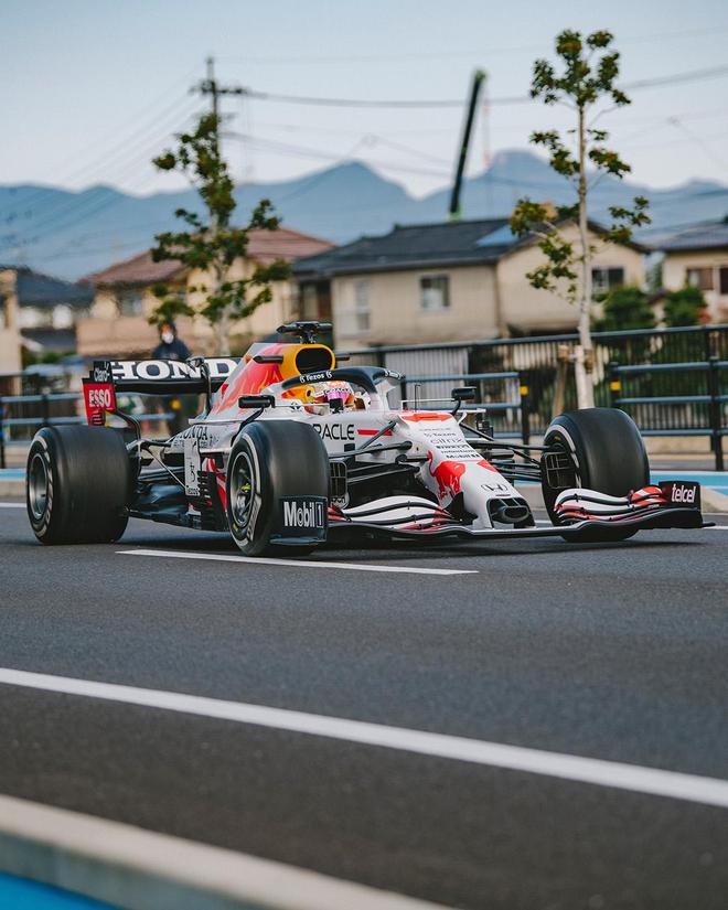 开云体育官方网站-红牛二队翻盘雷诺车队，佩雷兹扛起全队