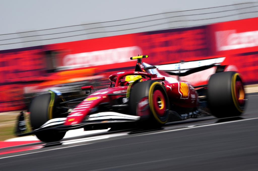 迈凯伦横扫哈斯车队，汉密尔顿点燃赛场