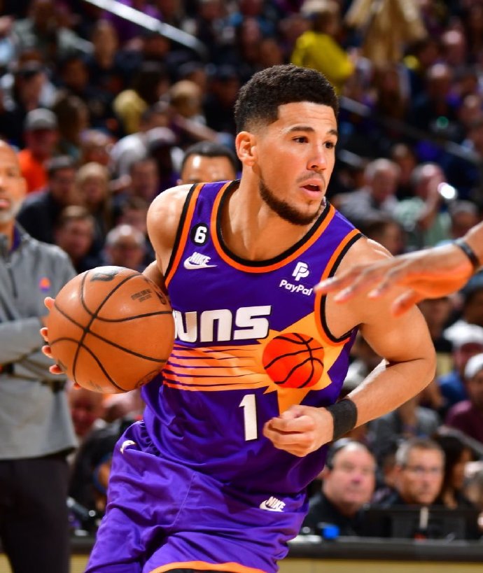 开云体育中国-国王鏖战勇士，布克高光表现